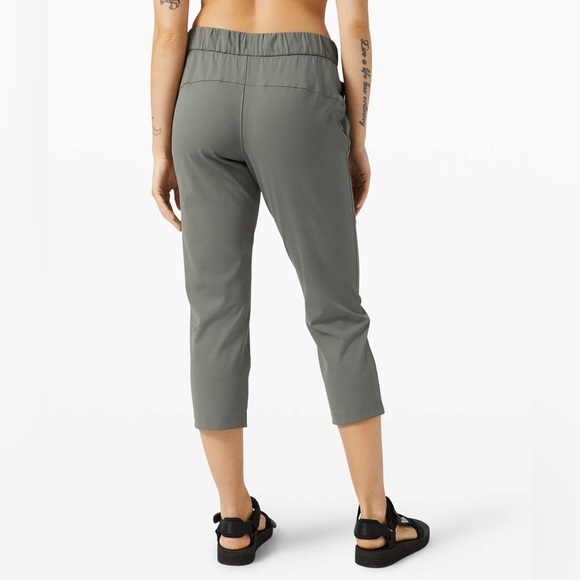 Lululemon on the fly crop size 6 - Picture 3 of 4
